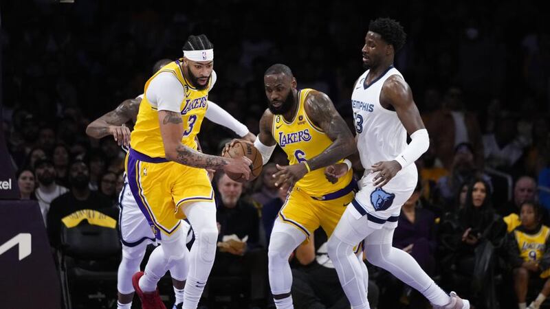 Los Angeles Lakers' LeBron James (6) dribbles under pressure from Memphis Grizzlies' Jaren...